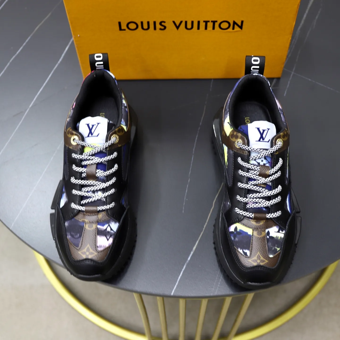 Ex-factory price: 462💰🙅‍♂️🙅‍♂️🙅‍♂️ Brand: LV Louis Vuitton Standard code: 38-44 (45 customized) Grade: Same as the official website Material: Original material splicing Comfortable and breathable lining Lightweight and wear-resistant sports outsole Style category: Men's fashionable casual shoes Running sneakers Distinguished luxury brand elements Top luxury Color: actual picture color